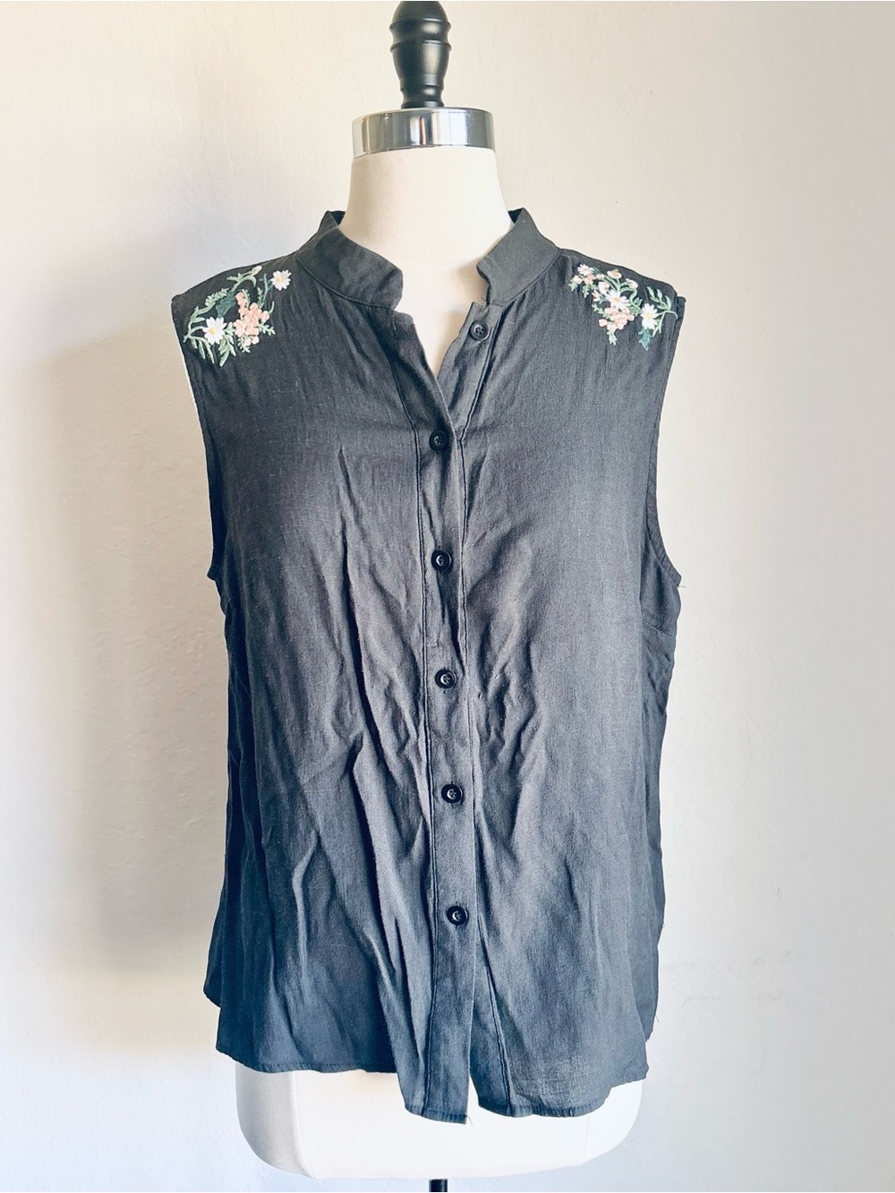 Sleeveless Charcoal Gray Button-Front Top with Floral Embroidery
